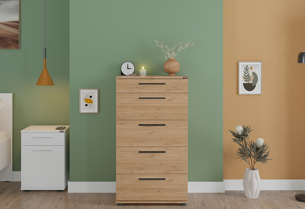 Απεικονίζεται η συρταριέρα σε δωμάτιο.